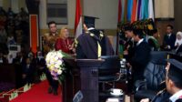 Penuh Haru, Keluarga dan Sahabat Wakili Dua Wisudawan UB yang Meninggal Dunia