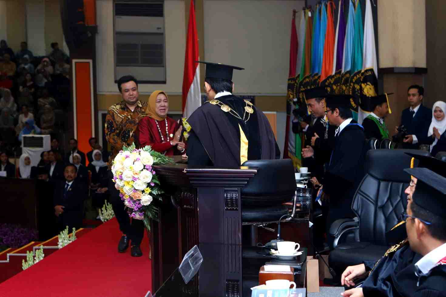 Penuh Haru, Keluarga dan Sahabat Wakili Dua Wisudawan UB yang Meninggal Dunia