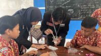 PMM UMM Gelombang 09 Kelompok 65 – Pemanfaatan SDA dalam Pembuatan Handcrafting (Gantungan Kunci) Berbahan Resin Bersama Kelas VI SDN 4 Pandansari, Ngantang, Kabupaten Malang - Kreatifitas Karya Pembuatan Handcrafting Bersama SDN 4 Pandansari