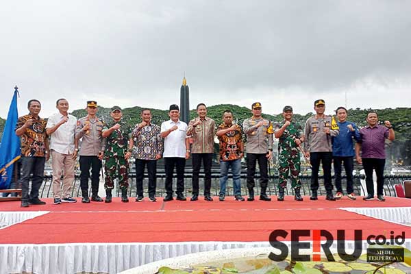 PWI bersama Forkopimda Malang Raya peringati HPN 2024 di Alun-alun Tugu Kota Malang. (ws10) - Peringati HPN 2024, PWI Malang Raya Berikan Piagam Penghargaan Tokoh/Forkopimda Peduli Pers