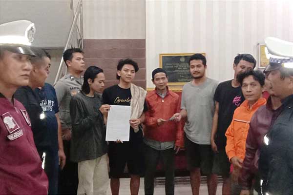 Para pemuda yang berselisih paham. (ist) - Begini Kronologi Keributan Depan Apartemen Suhat, Polisi: Kasus Berakhir Damai