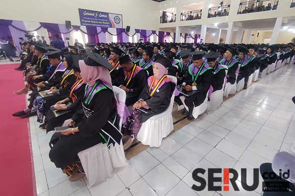 Para wisudawan sarjana dan magister Unitri periode 44. (rhd) - Unitri Wisuda 400 Wisudawan Sarjana dan Magister Periode 44