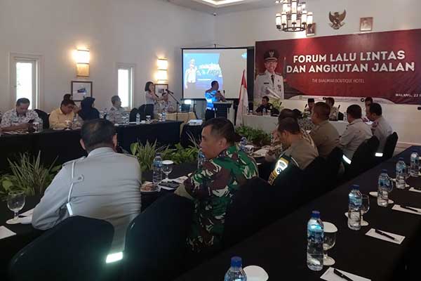 Pasiops Kodim 0833/Kota Malang hadiri Rapat Forum Lalu Lintas. (ist) - Pasiops Kodim 0833/Kota Malang Hadiri Rapat Forum Lalu Lintas
