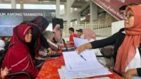 Pedagang mendaftarkan usahanya ke Stand Kemenag Kota Batu. (ist) - PJ Wali Kota Batu bersama Kemenag Kota Batu Bagikan 1001 Sertifikat Halal di Pasar Induk Batu