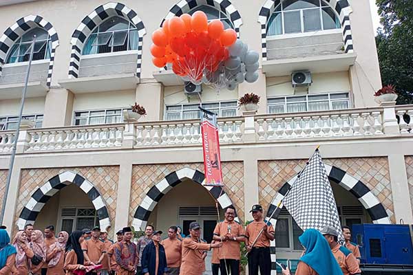 Pelepasan balon oleh pimpinan yayasan Sabilillah Malang. (Seru.co.id/ws10) - SMP Islam Sabilillah Malang Rayakan Ulang Tahun ke-21 dengan Tema 'Sustainable Living'