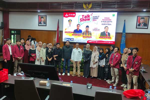 Pemateri bersama para peserta talk show Pemilu damai. (rhd) - Membedah Peran Mahasiswa di Bumi Arema dalam Pemilu 2024