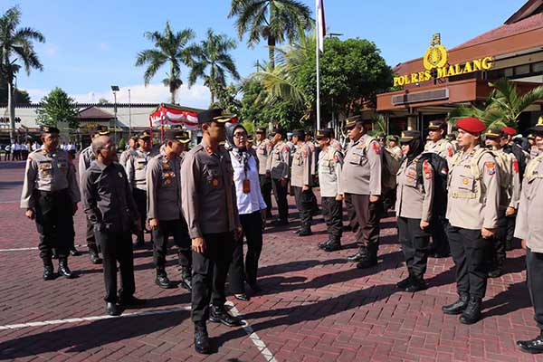 Pemeriksaan dalam Apel Gelar Pasukan di halaman Polres Malang. (ist) - Polres Malang Gelar Apel Kesiapan Pasukan Jelang Pemilu 2024