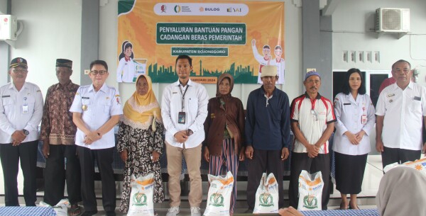 Pemkab Bojonegoro dan Bulog Salurkan Bantuan Pangan Cadangan Beras