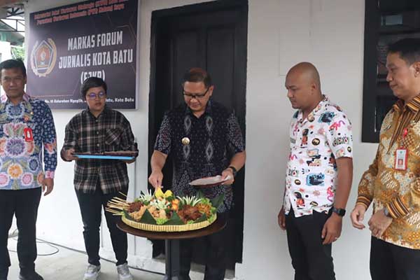 Pemotongan tumpeng dalam rangka syukuran renovasi Markas FJKB. (ist) - Forum Jurnalis Kota Batu Syukuran Renovasi Markas Wartawan