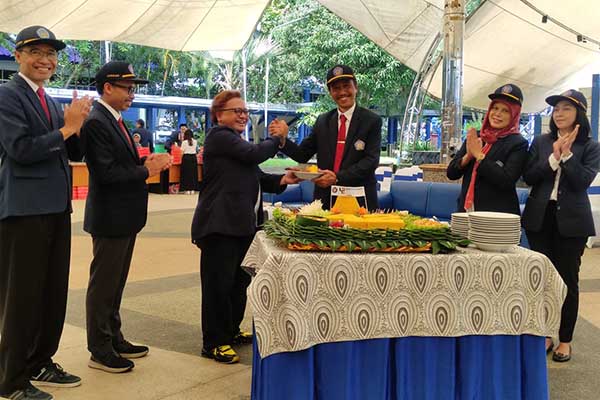 Pemotongan tumpeng sebagai simbol dimulainya rangkaian Dies Natalis ke-42 Polinema. (rhd) - Dies Natalis ke-42, Polinema Usung Green Technology