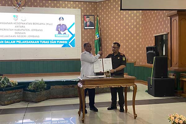 Penandatangan MoU bertempat di Ruang Bung Tomo Pemerintah Kabupaten Jombang, Rabu (21/2/2024). (Seru.co.id/ful) - Kejari dan Pemkab Jombang MoU Tugas dan Fungsi Terkait Hukum