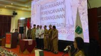 Penandatanganan Berita Acara Hasil Musrenbang se-Kecamatan Batu dari Camat Batu kepada Pemkot Batu. (ist) - Musrenbang Kecamatan Batu Hasilkan 412 Usulan