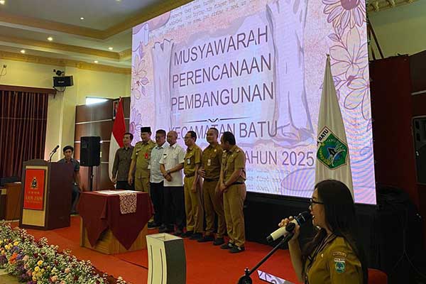 Penandatanganan Berita Acara Hasil Musrenbang se-Kecamatan Batu dari Camat Batu kepada Pemkot Batu. (ist) - Musrenbang Kecamatan Batu Hasilkan 412 Usulan