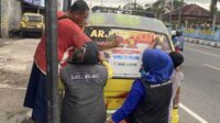 Pencopotan stiker APK di angkot dan angkutan umum. (ist) - Hari Kedua Masa Tenang, Bawaslu Jember Copoti Stiker APK di Angkot