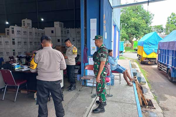 Pengecekan kesiapan gudang logistik untuk dilakukan pendistribusian besok. (Seru.co.id/udi) - Pastikan Logistik Siap Didistribusikan, Kabag Ops Pasi Polres Pamekasan Kontrol Gudang Logistik Pemilu 2024