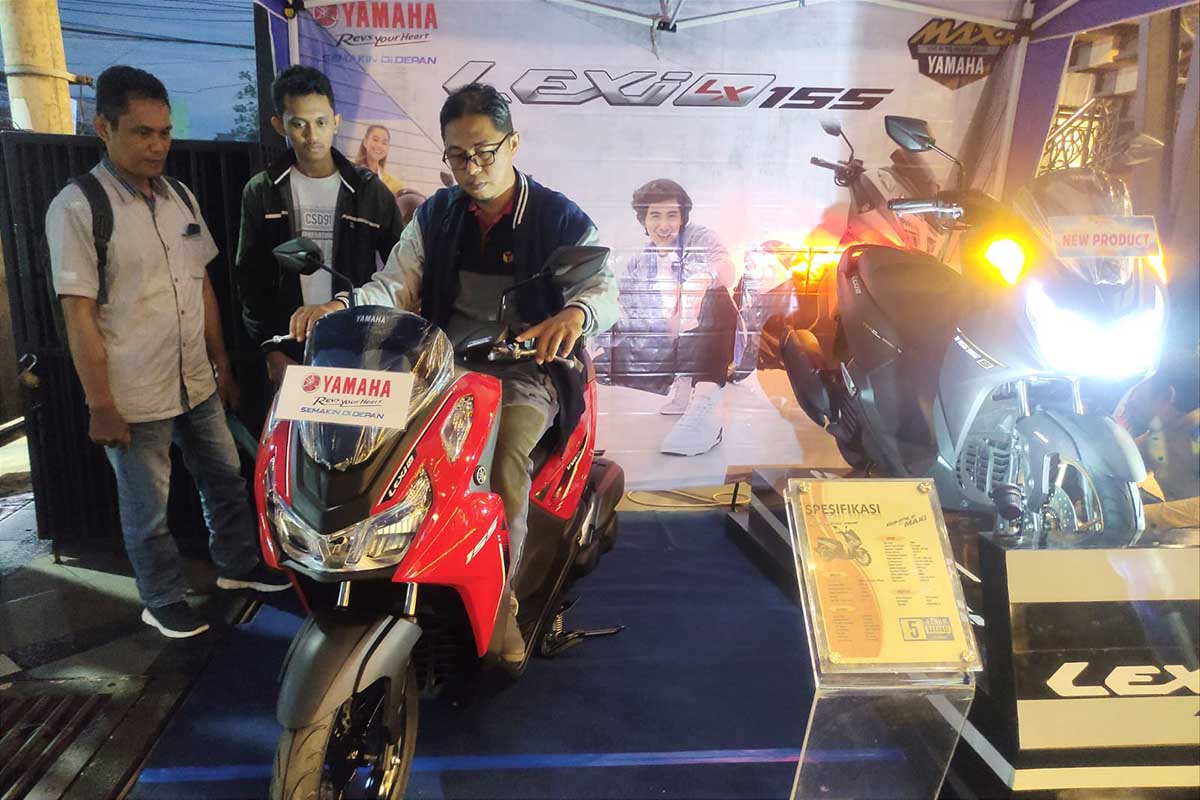 Pengunjung melihat lebih dekat Yamaha LEXi LX 155. (rhd) - Yamaha Perkenalkan LEXi LX 155, Simple But Maxi