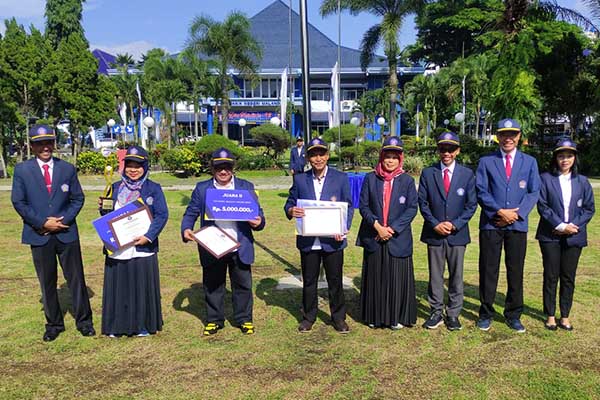 Penyerahan 'Polinema Quality awards', kepada program studi berprestasi. (rhd) - Dies Natalis ke-42, Polinema Usung Green Technology