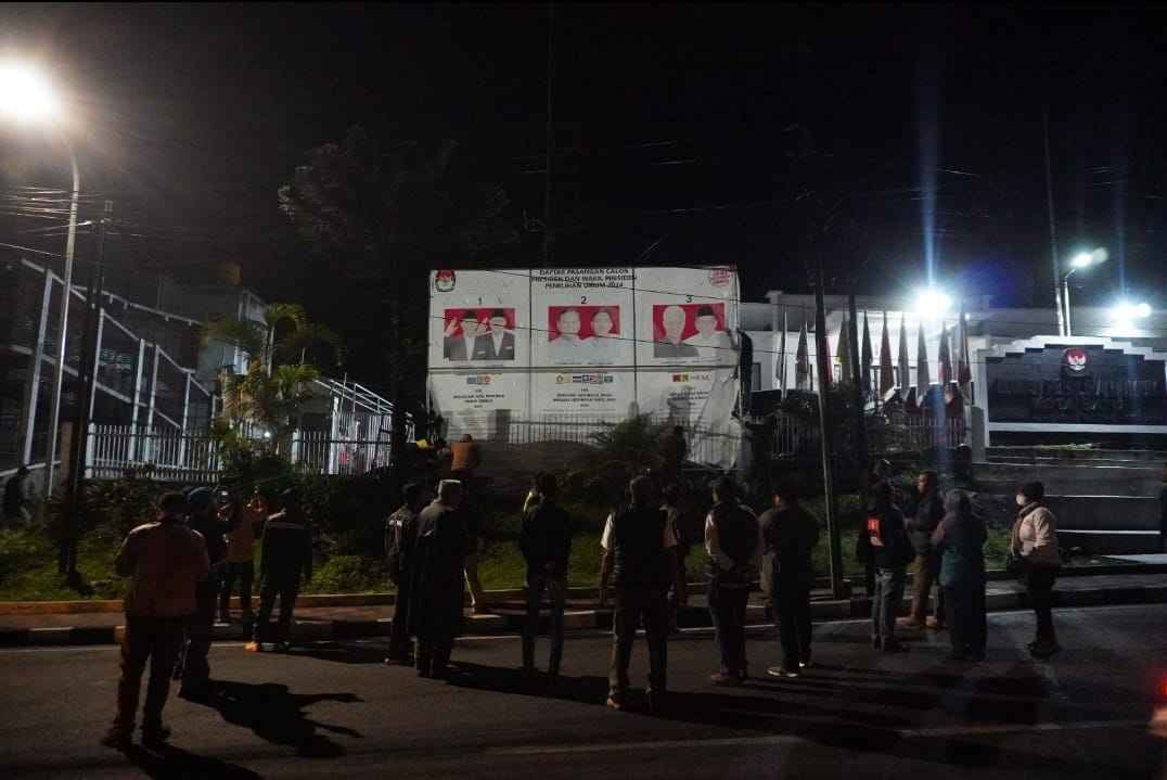 KPU Batu Bersama Tim Gabungan Bersihkan APK di Masa Tenang