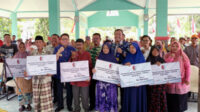 Pj Bupati Bojonegoro Salurkan Bansos Penanganan Kemiskinan