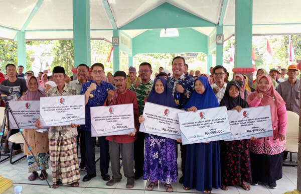 Pj Bupati Bojonegoro Salurkan Bansos Penanganan Kemiskinan