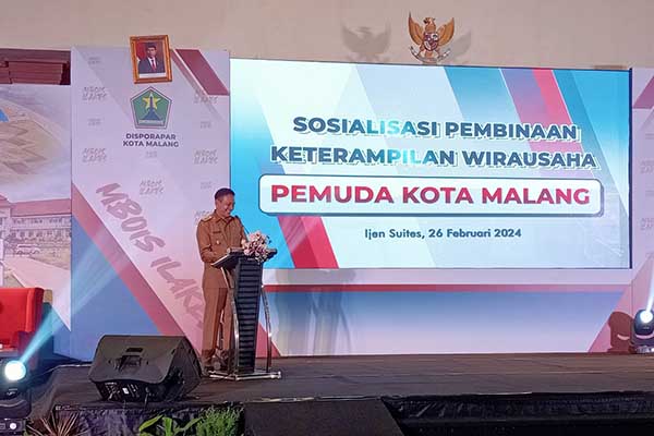Pj Wali Kota Malang berharap para pemuda Kota Malang dapat meningkatkan keterampilan dan kreativitasnya dalam bidang wirausaha. (ws10) - Pj Wali Kota Malang Sosialisasi Pembinaan Keterampilan Wirausaha Pemuda