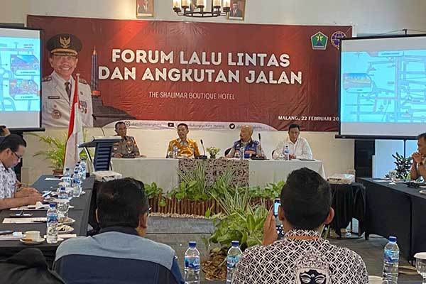 Pj Wali Kota Malang berharap permasalahan parkir dan kemacetan bisa terselesaikan. (Seru.co.id/ws10) - Pj Wali Kota Malang Bersama FLLAJ Bahas Kayutangan dan Muharto