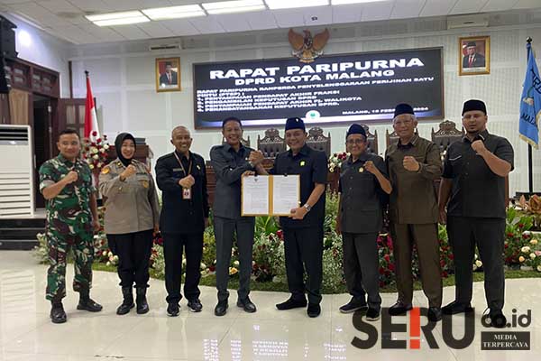 Pj Wali Kota Malang dan DPRD Mudahkan Akses Layanan Perizinan Melalui Ranperda PTSP dan Perpustakaan 1 Pj Wali Kota Malang bersama DPRD menandatangani Pembahasan Ranperda Perpustakaan dan PTSP. (ws9) - Pj Wali Kota Malang dan DPRD Mudahkan Akses Layanan Perizinan Melalui Ranperda PTSP dan Perpustakaan