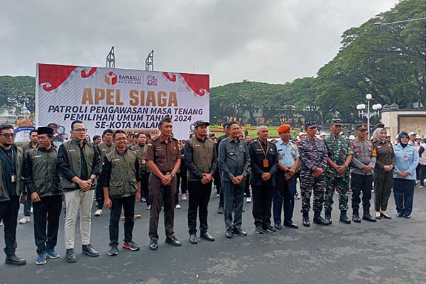 Pj Wali Kota Malang bersama Forkopimda dan peserta apel siaga patroli pengawasan masa tenang Pemilu 2024. (ws10) - Bawaslu Gelar Apel Siaga Patroli Pengawasan Masa Tenang Pemilu 2024