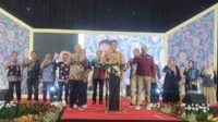 Pj Wali Kota Malang bersama jajarannya mengenalkan produk UMKM lokal yang dipakai. (rhd) - Pemkot Malang Kenalkan Potensi UMKM pada Organisasi Wanita se-Bakorwil III Malang