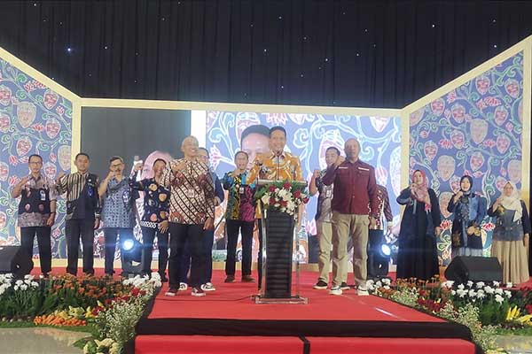 Pj Wali Kota Malang bersama jajarannya mengenalkan produk UMKM lokal yang dipakai. (rhd) - Pemkot Malang Kenalkan Potensi UMKM pada Organisasi Wanita se-Bakorwil III Malang