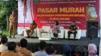 Pj Wali Kota Malang membuka kick off Pasar Murah di lima kecamatan. (rhd) - Respons Inflasi dan Minimnya Stok, Pj Wali Kota Malang Geber Pasar Murah di Lima Kecamatan