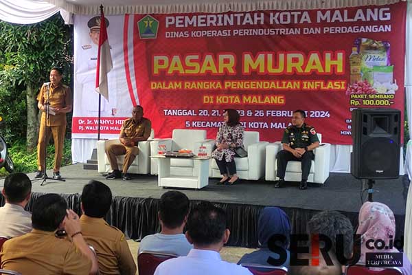 Pj Wali Kota Malang membuka kick off Pasar Murah di lima kecamatan. (rhd) - Respons Inflasi dan Minimnya Stok, Pj Wali Kota Malang Geber Pasar Murah di Lima Kecamatan