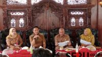 Pj Wali Kota Malang menampung aspirasi warga Kota Malang. (ws10) - Ngombe Keempat, Warga Adukan Masalah PKL Alun-Alun dan Pasar Gadang