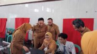 Pj Wali Kota Malang meninjau langsung proses perekaman e-KTP di SMAN Tugu. (Seru.co.id/ws10) - Pj Wali Kota Malang Pantau Langsung Perekaman e-KTP di SMAN Tugu