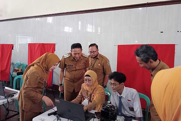 Pj Wali Kota Malang meninjau langsung proses perekaman e-KTP di SMAN Tugu. (Seru.co.id/ws10) - Pj Wali Kota Malang Pantau Langsung Perekaman e-KTP di SMAN Tugu