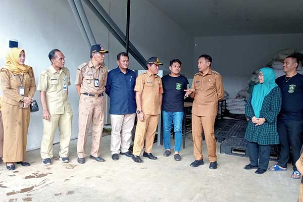 Pj Wali Kota Malang meninjau peternakan ayam modern di Kelurahan Tlogowaru. (Seru.co.id/ws10) - Pj Wali Kota Malang Tinjau Dua Peternakan Ayam, Pastikan Stok Aman