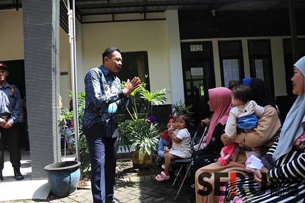 Pj Wali Kota Malang menyapa warga penerima beras CPP Tahun 2024. (pro) - Pj Wali Kota Malang Tinjau Penyaluran Bantuan Pangan Tahun 2024