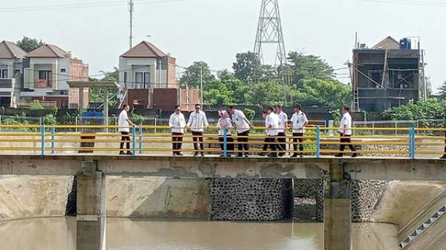 Pj Wali Kota Malang sebut bozem Tunggulwulung sudah cukup optimal meminimalisir genangan air. (Seru.co.id/ws10) - Pj Wali Kota Malang Tinjau Bozem Tunggulwulung, Optimalisasi Pencegahan Banjir