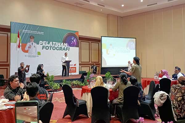 Pj Wali Kota Malang tanya jawab dengan peserta difabel. (Seru.co.id/ws10) - Pemkot Malang Gelar Pelatihan Fotografi Wujudkan Ekraf Kota Malang