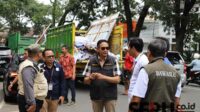 Pj Wali Kota Malang turut serta dalam Penertiban APK. (pro) - Pj Wali Kota Malang Kerahkan Jajaran OPD Bantu Bawaslu Tertibkan APK