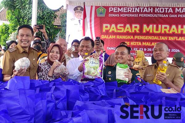 Pj Wali Kota bersama TPID menunjukkan ribuan paket sembako yang telah disiapkan. (rhd) - Respons Inflasi dan Minimnya Stok, Pj Wali Kota Malang Geber Pasar Murah di Lima Kecamatan