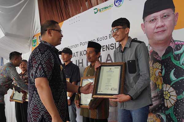 Pj. Wali Kota Batu menyerahkan Sertifikat Juru Sembelih dari BNSP. (ist) - Pj Wali Kota Batu Serahkan Sertifikat Kompetensi dari BNSP untuk Juleha Kota Batu