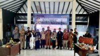 Pj. Wali Kota Malang berfoto bersama perwakilan warga dan Camat Kedungkandang. (dik) - Pj Wali Kota Malang 'Ngombe' di Cemorokandang Kedungkandang