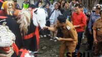 Pj. Wali Kota Malang menikmati pertunjukan seni Bantengan Putra Mandala di halaman Kelurahan Cemorokandang. (dik) - Seni Bantengan Putra Mandala Tampil Memukau Didepan Pj. Wali Kota Malang