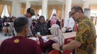 Pj. wali Kota Batu meninjau Pelaksanaan Pasar Murah di Balai Desa Punten. (ist) - Operasi Pasar Hari Ke-2, Diskumperindag Batu Gelontor 5 Ton Beras