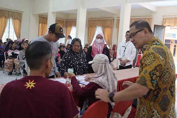 Pj. wali Kota Batu meninjau Pelaksanaan Pasar Murah di Balai Desa Punten. (ist) - Operasi Pasar Hari Ke-2, Diskumperindag Batu Gelontor 5 Ton Beras