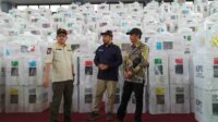 Plh Gubernur Meninjau Gudang Logistik Pemilu 2024, Malam Ini Peralatan Sampe ke TPS