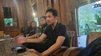 Plt Kadinkes Batu, Aditya Prasaja saat melayani wawancara awak media. (dik) - Dinkes Kota Batu Serius Tangani Kenaikan Kasus DBD