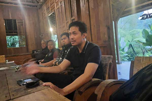 Plt Kadinkes Batu, Aditya Prasaja saat melayani wawancara awak media. (dik) - Dinkes Kota Batu Serius Tangani Kenaikan Kasus DBD