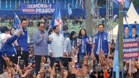 Prabowo sapa massa Kampanye Akbar Partai Demokrat, diiringi joget oleh para tokoh Partai Demokrat. (rhd) - Birukan Stadion Gajayana, Prabowo Apresiasi Massa Kampanye Akbar Partai Demokrat